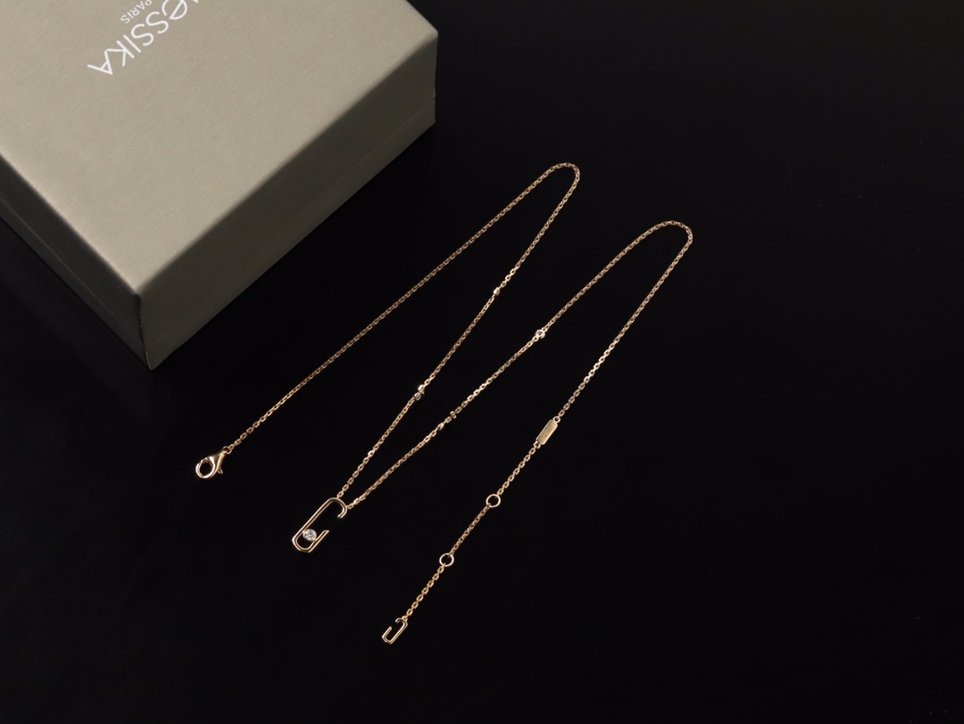 💰160 顶级版 M*essika 梅西卡光面项链
ZP原版钢模 CNC工艺！
纯手工镶嵌，专柜字印完美细节🌹
纯银电镀咪金
最具浪漫气息的系列 以简约长方形来呈现立体感，通过滑动的三颗主钻凸显设计的独特 使其更具流动、精致感 与任何配饰搭配都能互相契合 适合日常佩戴