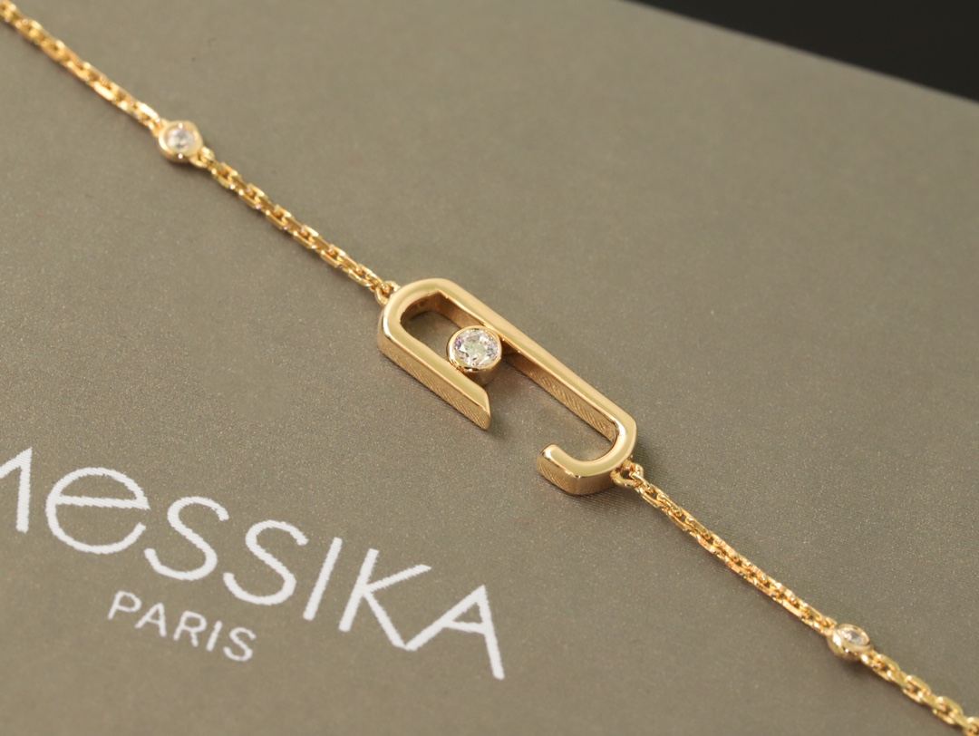 💰160 顶级版 M*essika 梅西卡光面项链
ZP原版钢模 CNC工艺！
纯手工镶嵌，专柜字印完美细节🌹
纯银电镀咪金
最具浪漫气息的系列 以简约长方形来呈现立体感，通过滑动的三颗主钻凸显设计的独特 使其更具流动、精致感 与任何配饰搭配都能互相契合 适合日常佩戴