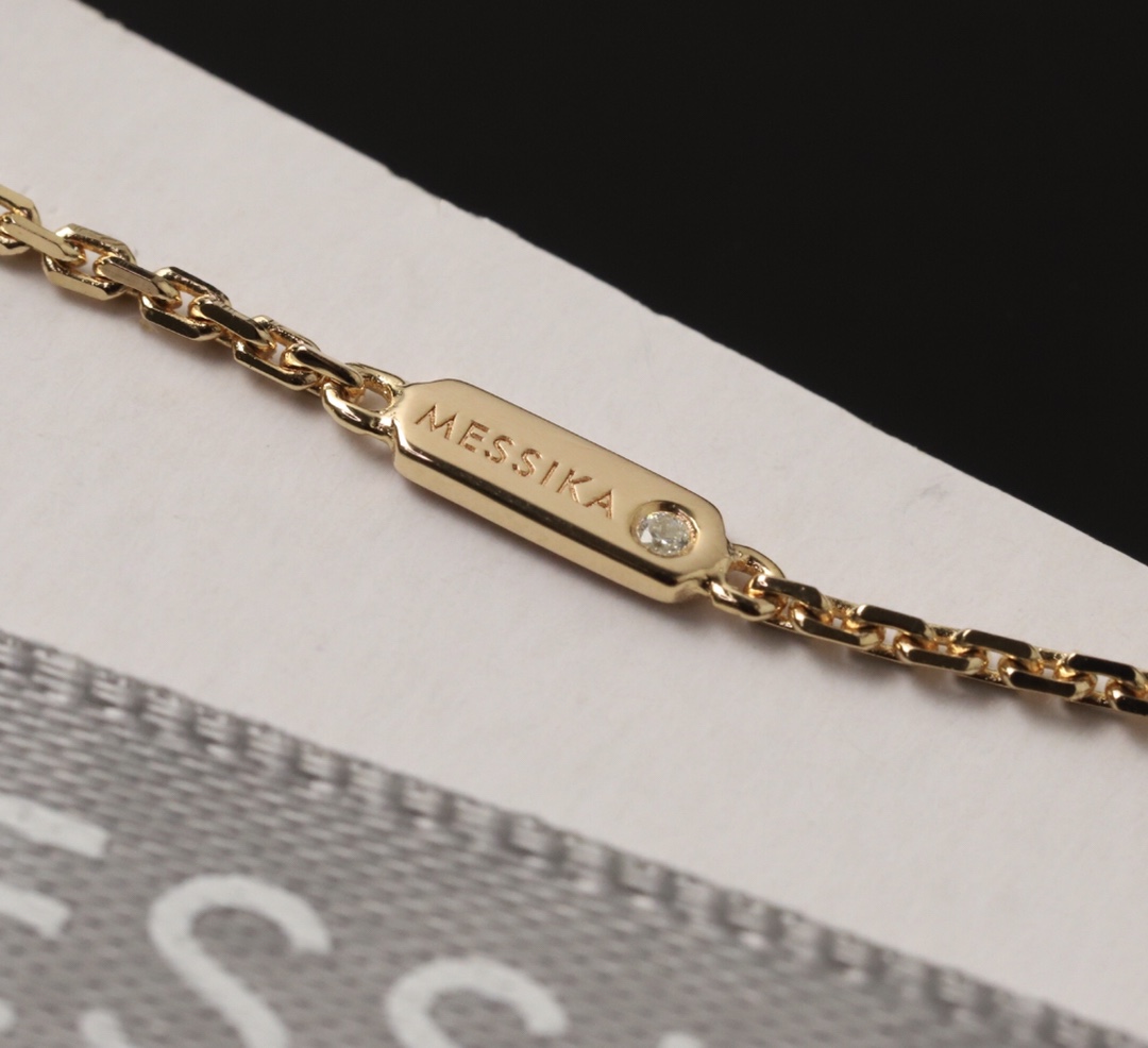 💰160 顶级版 M*essika 梅西卡光面项链
ZP原版钢模 CNC工艺！
纯手工镶嵌，专柜字印完美细节🌹
纯银电镀咪金
最具浪漫气息的系列 以简约长方形来呈现立体感，通过滑动的三颗主钻凸显设计的独特 使其更具流动、精致感 与任何配饰搭配都能互相契合 适合日常佩戴