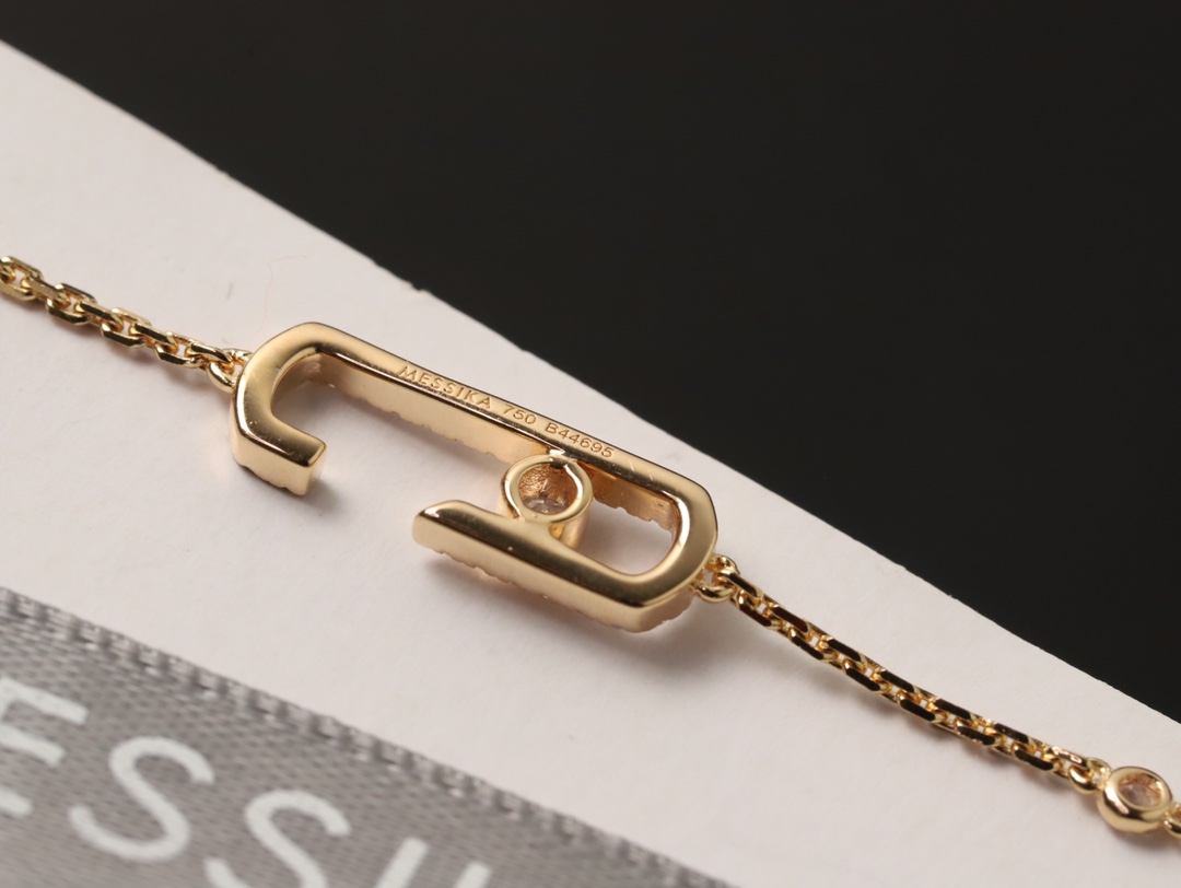 💰160 顶级版 M*essika 梅西卡光面项链
ZP原版钢模 CNC工艺！
纯手工镶嵌，专柜字印完美细节🌹
纯银电镀咪金
最具浪漫气息的系列 以简约长方形来呈现立体感，通过滑动的三颗主钻凸显设计的独特 使其更具流动、精致感 与任何配饰搭配都能互相契合 适合日常佩戴