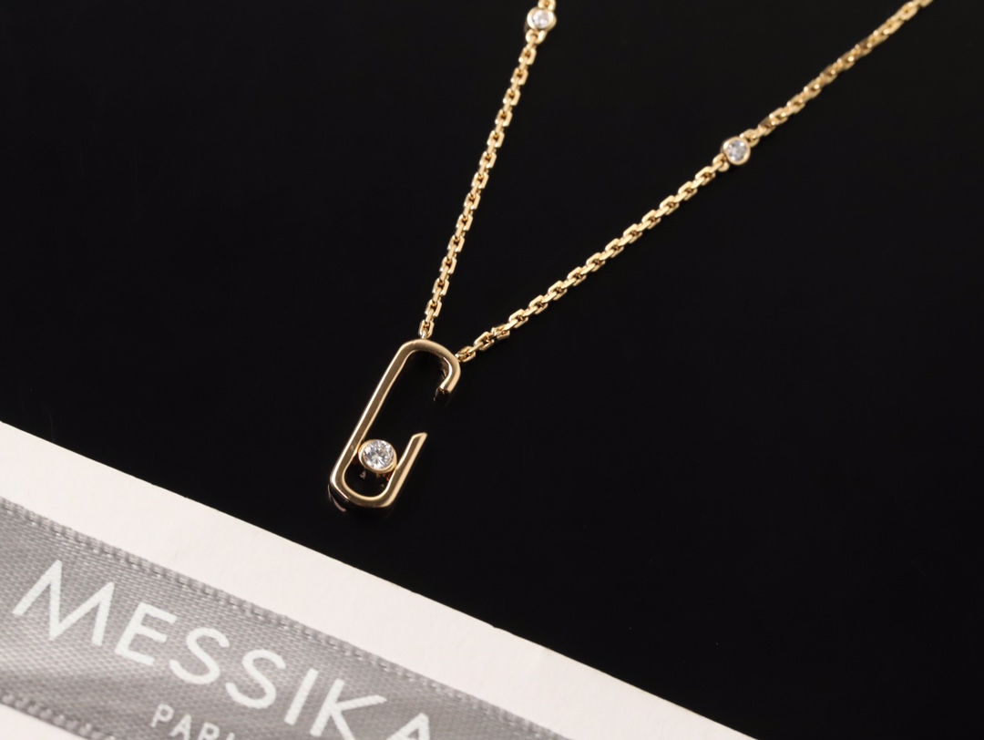 💰160 顶级版 M*essika 梅西卡光面项链
ZP原版钢模 CNC工艺！
纯手工镶嵌，专柜字印完美细节🌹
纯银电镀咪金
最具浪漫气息的系列 以简约长方形来呈现立体感，通过滑动的三颗主钻凸显设计的独特 使其更具流动、精致感 与任何配饰搭配都能互相契合 适合日常佩戴
