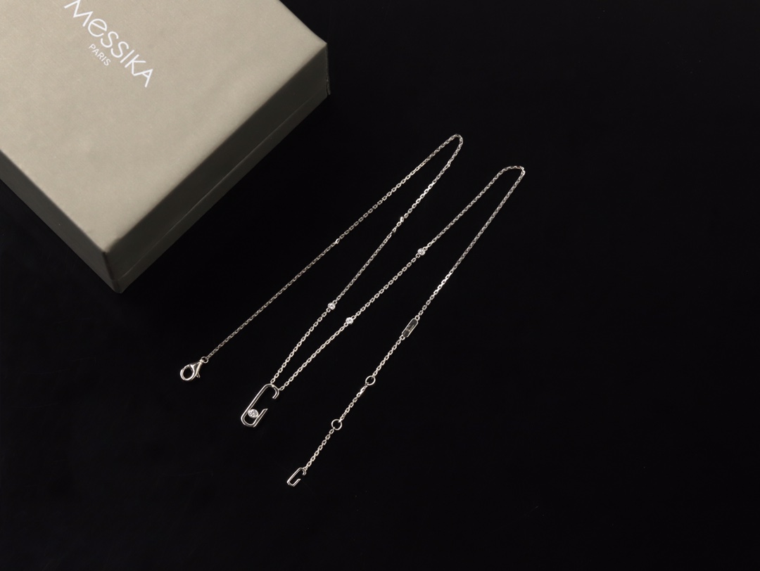 💰160 顶级版 M*essika 梅西卡光面项链
ZP原版钢模 CNC工艺！
纯手工镶嵌，专柜字印完美细节🌹
纯银电镀咪金
最具浪漫气息的系列 以简约长方形来呈现立体感，通过滑动的三颗主钻凸显设计的独特 使其更具流动、精致感 与任何配饰搭配都能互相契合 适合日常佩戴