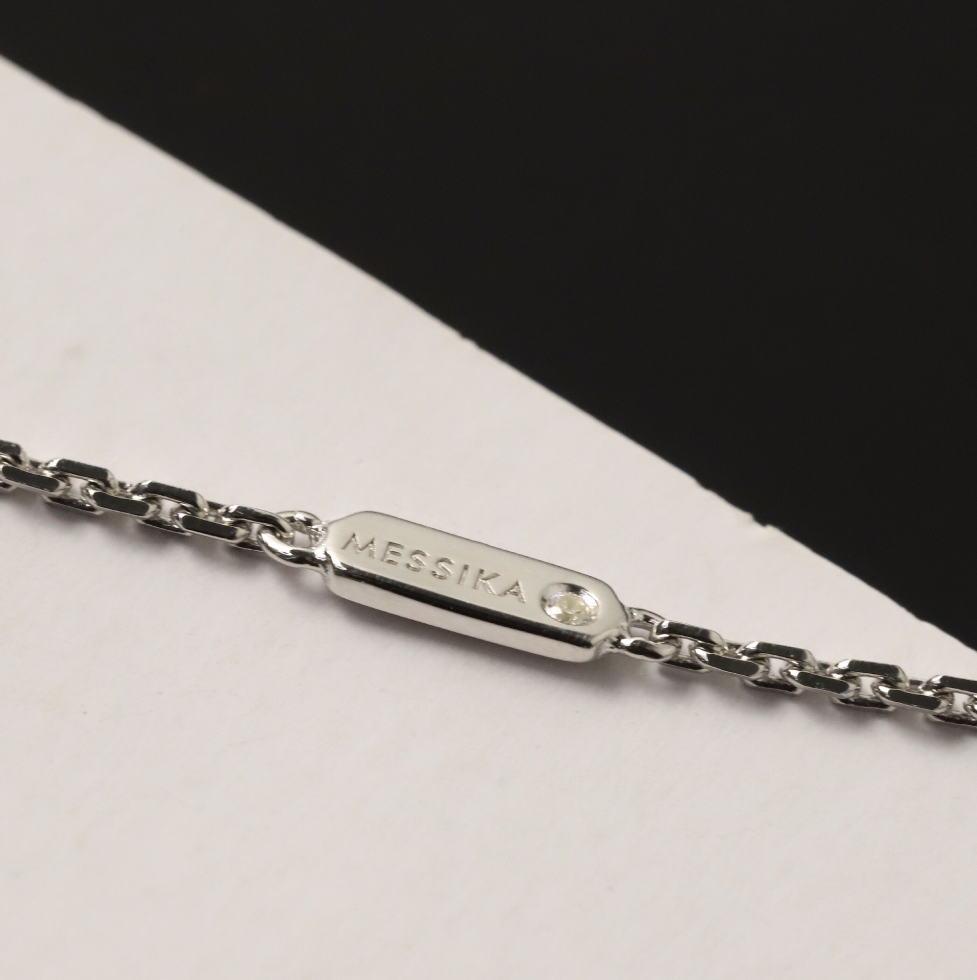 💰160 顶级版 M*essika 梅西卡光面项链
ZP原版钢模 CNC工艺！
纯手工镶嵌，专柜字印完美细节🌹
纯银电镀咪金
最具浪漫气息的系列 以简约长方形来呈现立体感，通过滑动的三颗主钻凸显设计的独特 使其更具流动、精致感 与任何配饰搭配都能互相契合 适合日常佩戴