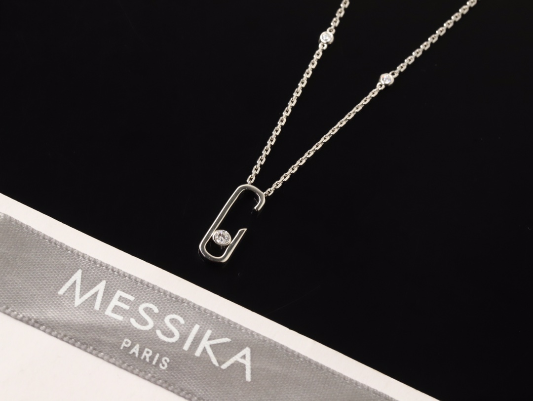 💰160 顶级版 M*essika 梅西卡光面项链
ZP原版钢模 CNC工艺！
纯手工镶嵌，专柜字印完美细节🌹
纯银电镀咪金
最具浪漫气息的系列 以简约长方形来呈现立体感，通过滑动的三颗主钻凸显设计的独特 使其更具流动、精致感 与任何配饰搭配都能互相契合 适合日常佩戴