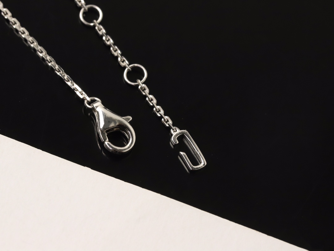 💰160 顶级版 M*essika 梅西卡光面项链
ZP原版钢模 CNC工艺！
纯手工镶嵌，专柜字印完美细节🌹
纯银电镀咪金
最具浪漫气息的系列 以简约长方形来呈现立体感，通过滑动的三颗主钻凸显设计的独特 使其更具流动、精致感 与任何配饰搭配都能互相契合 适合日常佩戴