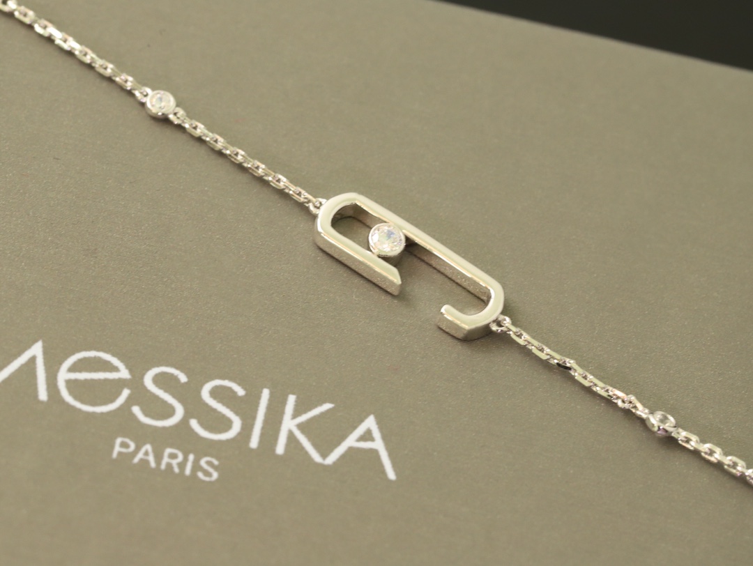 💰160 顶级版 M*essika 梅西卡光面项链
ZP原版钢模 CNC工艺！
纯手工镶嵌，专柜字印完美细节🌹
纯银电镀咪金
最具浪漫气息的系列 以简约长方形来呈现立体感，通过滑动的三颗主钻凸显设计的独特 使其更具流动、精致感 与任何配饰搭配都能互相契合 适合日常佩戴