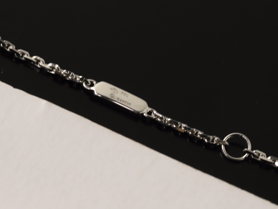 💰160 顶级版 M*essika 梅西卡光面项链
ZP原版钢模 CNC工艺！
纯手工镶嵌，专柜字印完美细节🌹
纯银电镀咪金
最具浪漫气息的系列 以简约长方形来呈现立体感，通过滑动的三颗主钻凸显设计的独特 使其更具流动、精致感 与任何配饰搭配都能互相契合 适合日常佩戴