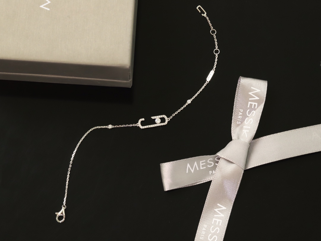 💰160 顶级版 M*essika 梅西卡满钻手链
ZP原版钢模 CNC工艺！
纯手工镶嵌，专柜字印完美细节🌹
纯银电镀咪金
最具浪漫气息的系列 以简约长方形来呈现立体感，通过滑动的三颗主钻凸显设计的独特 使其更具流动、精致感 与任何配饰搭配都能互相契合 适合日常佩戴