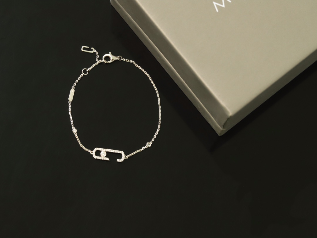 💰160 顶级版 M*essika 梅西卡满钻手链
ZP原版钢模 CNC工艺！
纯手工镶嵌，专柜字印完美细节🌹
纯银电镀咪金
最具浪漫气息的系列 以简约长方形来呈现立体感，通过滑动的三颗主钻凸显设计的独特 使其更具流动、精致感 与任何配饰搭配都能互相契合 适合日常佩戴