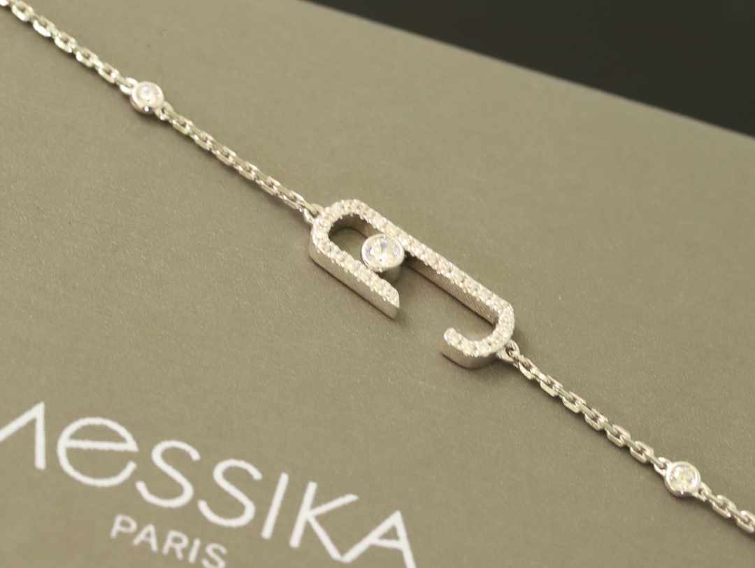 💰160 顶级版 M*essika 梅西卡满钻手链
ZP原版钢模 CNC工艺！
纯手工镶嵌，专柜字印完美细节🌹
纯银电镀咪金
最具浪漫气息的系列 以简约长方形来呈现立体感，通过滑动的三颗主钻凸显设计的独特 使其更具流动、精致感 与任何配饰搭配都能互相契合 适合日常佩戴