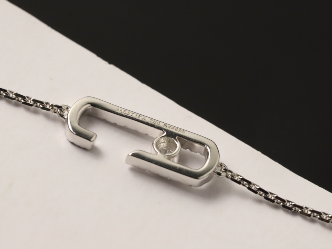 💰160 顶级版 M*essika 梅西卡满钻手链
ZP原版钢模 CNC工艺！
纯手工镶嵌，专柜字印完美细节🌹
纯银电镀咪金
最具浪漫气息的系列 以简约长方形来呈现立体感，通过滑动的三颗主钻凸显设计的独特 使其更具流动、精致感 与任何配饰搭配都能互相契合 适合日常佩戴