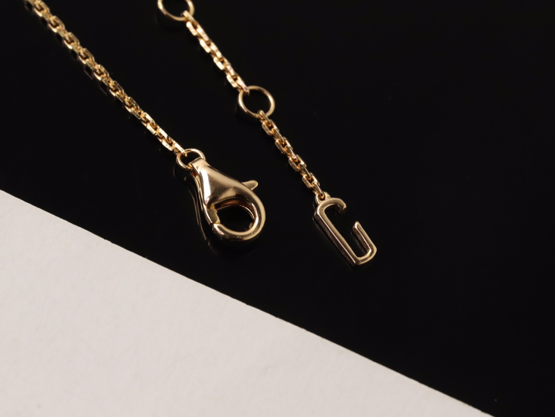 💰150  顶级版 M*essika 梅西卡光面手链
ZP原版钢模 CNC工艺！
纯手工镶嵌，专柜字印完美细节🌹
纯银电镀咪金
最具浪漫气息的系列 以简约长方形来呈现立体感，通过滑动的三颗主钻凸显设计的独特 使其更具流动、精致感 与任何配饰搭配都能互相契合 适合日常佩戴