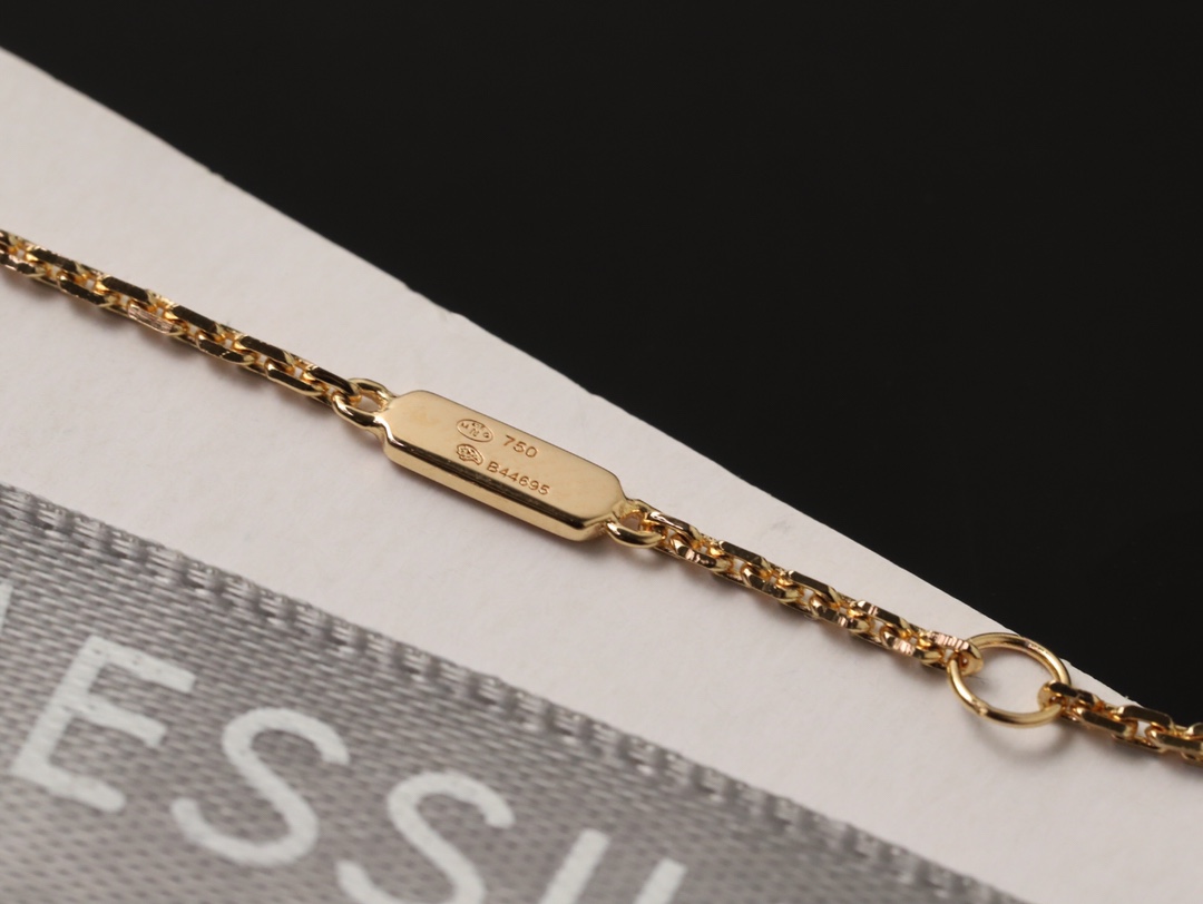 💰150  顶级版 M*essika 梅西卡光面手链
ZP原版钢模 CNC工艺！
纯手工镶嵌，专柜字印完美细节🌹
纯银电镀咪金
最具浪漫气息的系列 以简约长方形来呈现立体感，通过滑动的三颗主钻凸显设计的独特 使其更具流动、精致感 与任何配饰搭配都能互相契合 适合日常佩戴