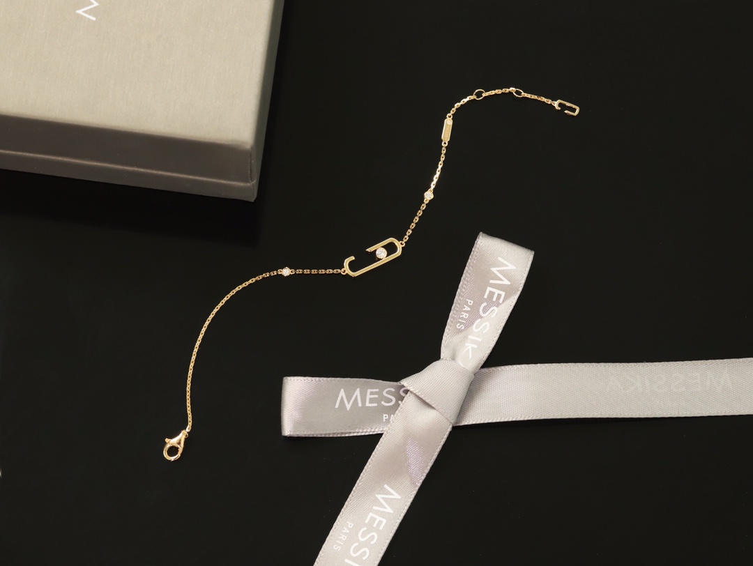 💰150  顶级版 M*essika 梅西卡光面手链
ZP原版钢模 CNC工艺！
纯手工镶嵌，专柜字印完美细节🌹
纯银电镀咪金
最具浪漫气息的系列 以简约长方形来呈现立体感，通过滑动的三颗主钻凸显设计的独特 使其更具流动、精致感 与任何配饰搭配都能互相契合 适合日常佩戴