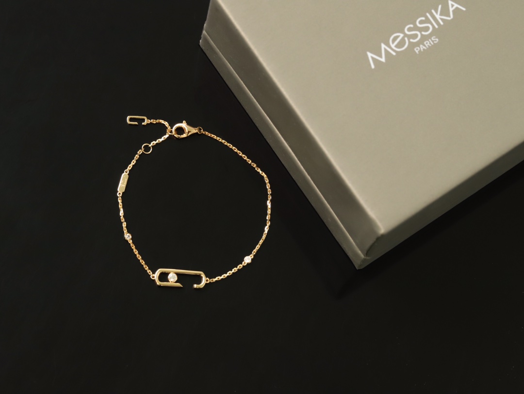 💰150  顶级版 M*essika 梅西卡光面手链
ZP原版钢模 CNC工艺！
纯手工镶嵌，专柜字印完美细节🌹
纯银电镀咪金
最具浪漫气息的系列 以简约长方形来呈现立体感，通过滑动的三颗主钻凸显设计的独特 使其更具流动、精致感 与任何配饰搭配都能互相契合 适合日常佩戴