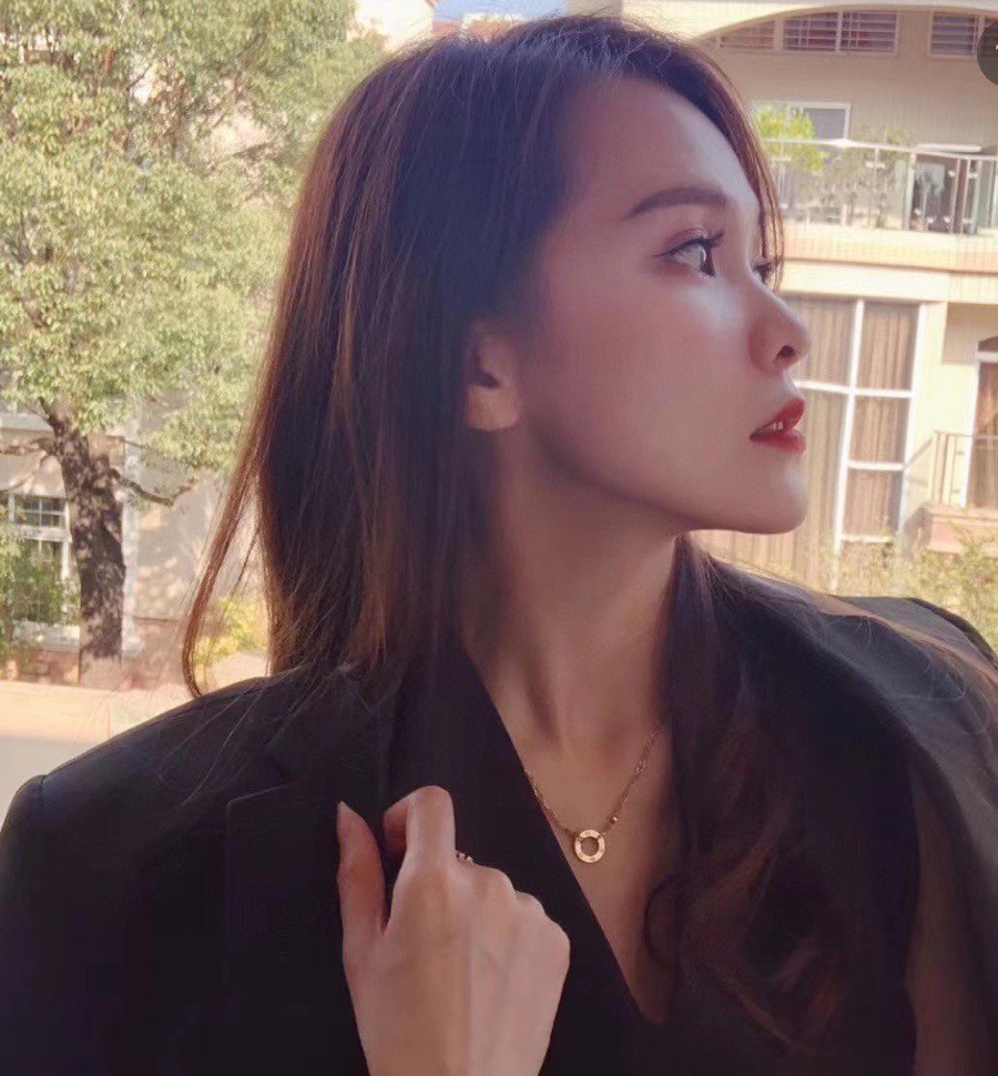 🎈🎈🎈卡地亚项链love系列双层小饼项链，一面光面一面带一颗钻，卡家长青款，经典的螺丝设计意味着爱情的永