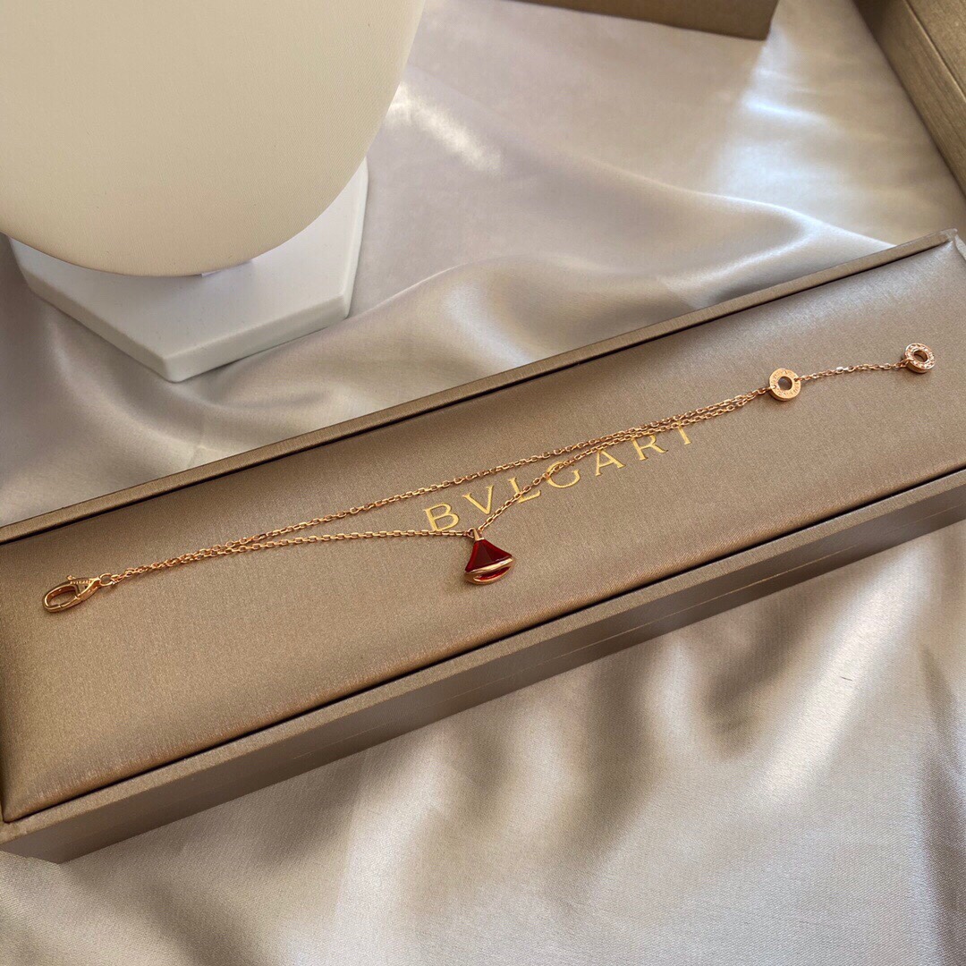 NO:104620,Bvlgari Diva series fan-shaped skirt bracelet (red agate), Bvlgari bracelet, bottega veneta, bvlgari, bvlgari, skirts, bracelet19860909Bvlgari 宝格丽 Diva系列 扇形裙子手链（红玛瑙）,宝格丽手链,bottega veneta,bvlgari,bvlgari,skirts,bracelet,Jewelry