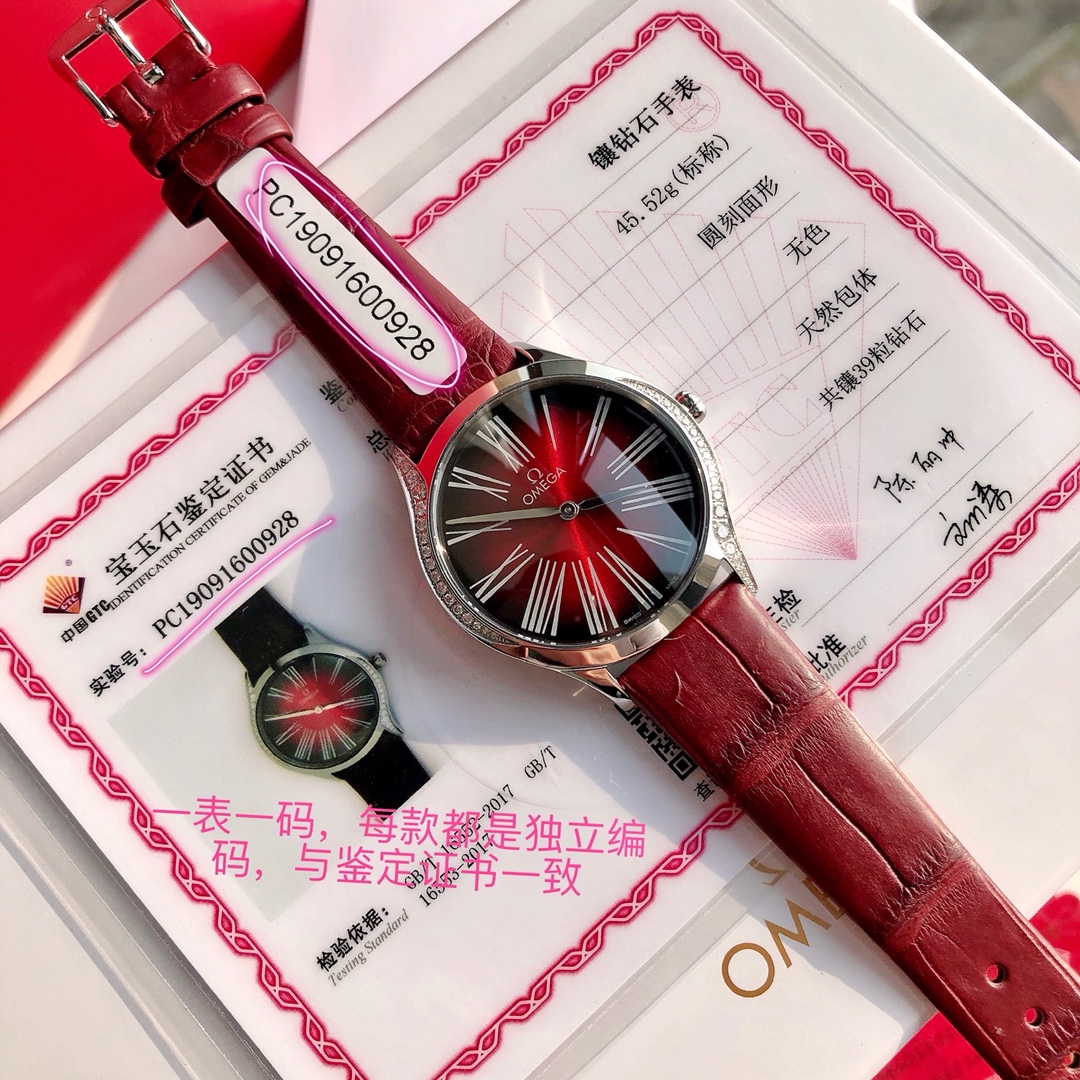 批:2200 现货 新款硬货 欧米伽1949年的时候，欧米茄首次使用“Trésor”（法语意思是珍宝）为一个腕表系列命名，成为名典。今年欧米茄推出全新的蝶飞名典系列，配备圆弧形耐磨损蓝宝石玻璃表镜，内部经防反光处理，瑞士石英机芯，鳄鱼皮表带，直径36毫米表壳，传承了之前表款纤薄表壳的设计，可以衬托出纤细的手腕，腕表两侧呈现出流畅的曲线，并且还镶嵌有闪耀的钻石，VVS0.9-2.3不同尺寸共计36颗，总重0.693克拉，VVS2.3的钻可以说是迄今为止表壳镶钻尺寸之最了，造价不菲，搭配亮漆表盘，表盘上采用转印独特的罗马数字，指针则经过镀铑处理尽显女性典雅的气质。还有绝美的表冠上花朵图案是由5个欧米茄品牌标识交叠而成，并由红色液态陶瓷打造，尽显鲜活之姿十分别致，重点是花蕊中还镶有一颗璀璨的VVS1.0真钻，将奢华进行到底。配全套包装！送礼体面支持鉴定机构开机验