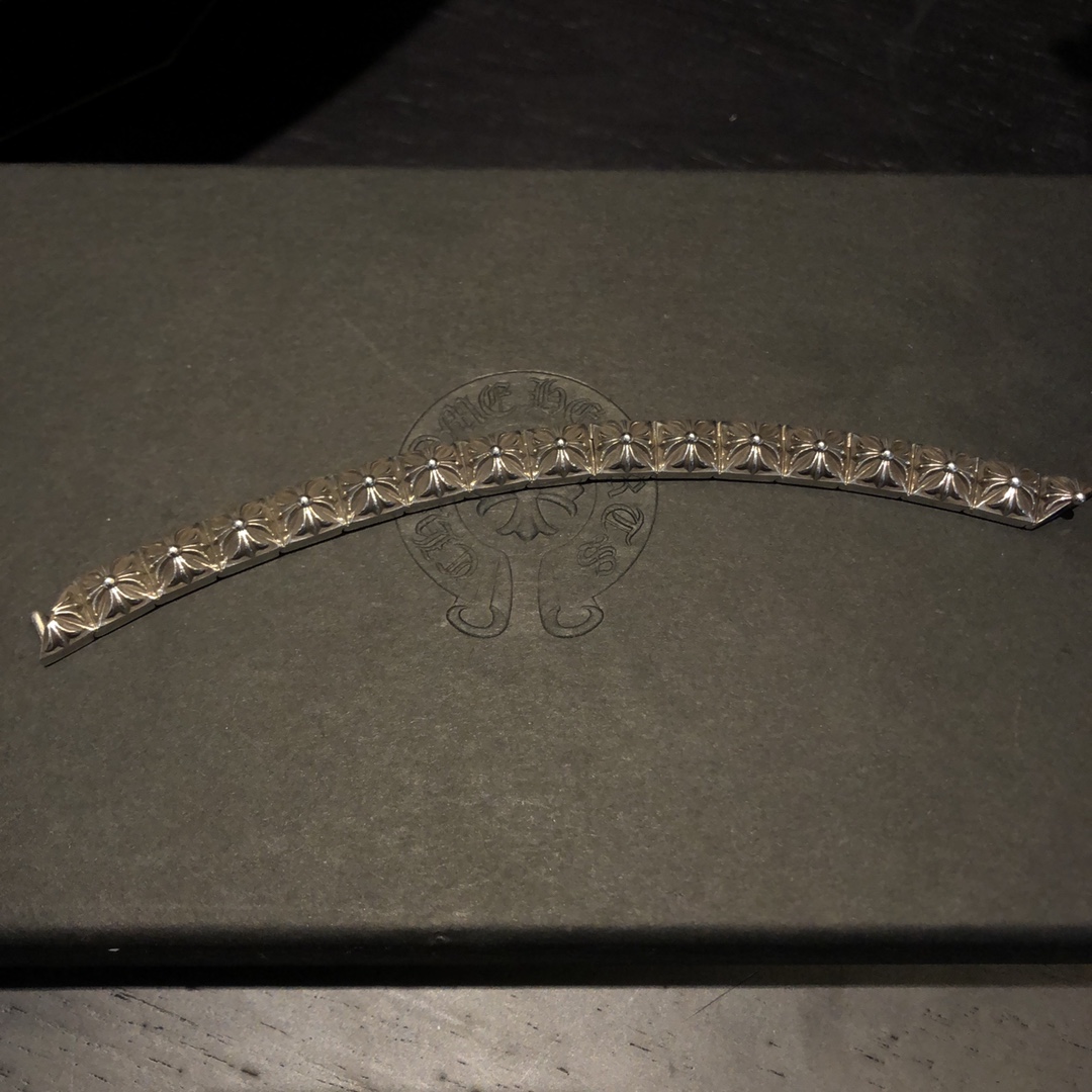 Chrome Hearts 开版 独家拍摄 （MZ）𝐂𝐡𝐫𝐨𝐦𝐞 𝐡𝐞𝐚𝐫𝐭𝐬克罗心方块十字架手链