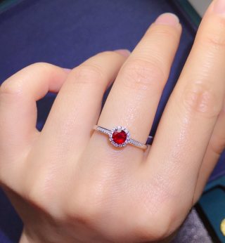 18k金红宝石戒指