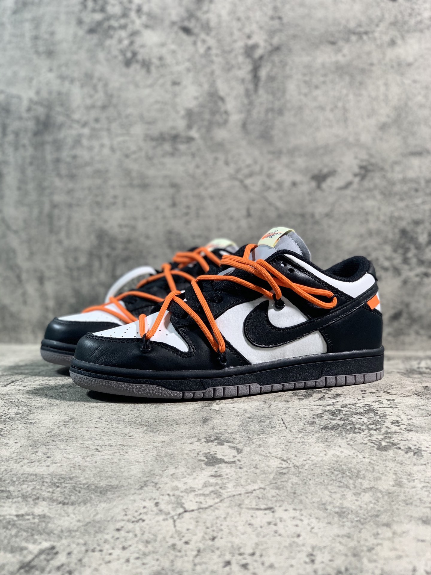 💰420
YH扫描版本 纯原版本 
Nike SB Dunk OFF-WHITE 联名 黑白熊猫
货号：CT0856-001
原厂原档案开发，原盒原标，原厂头层皮料，官方厚鞋舌设计，做工细节全方位比对原鞋。
码数：36 36.5 37.5 38 38.5 39 40 40.5 41 42 42.5 43 44 44.5 45 46 47