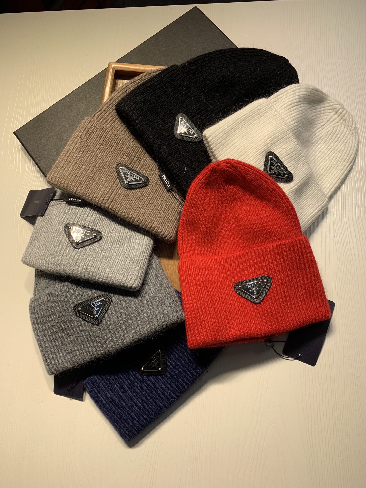 🌹。Prada。 【羊毛单帽】客供小羊毛！珍贵典藏的灵魂帽子！客供色纱.每个颜色都非常好看！经典！手感软