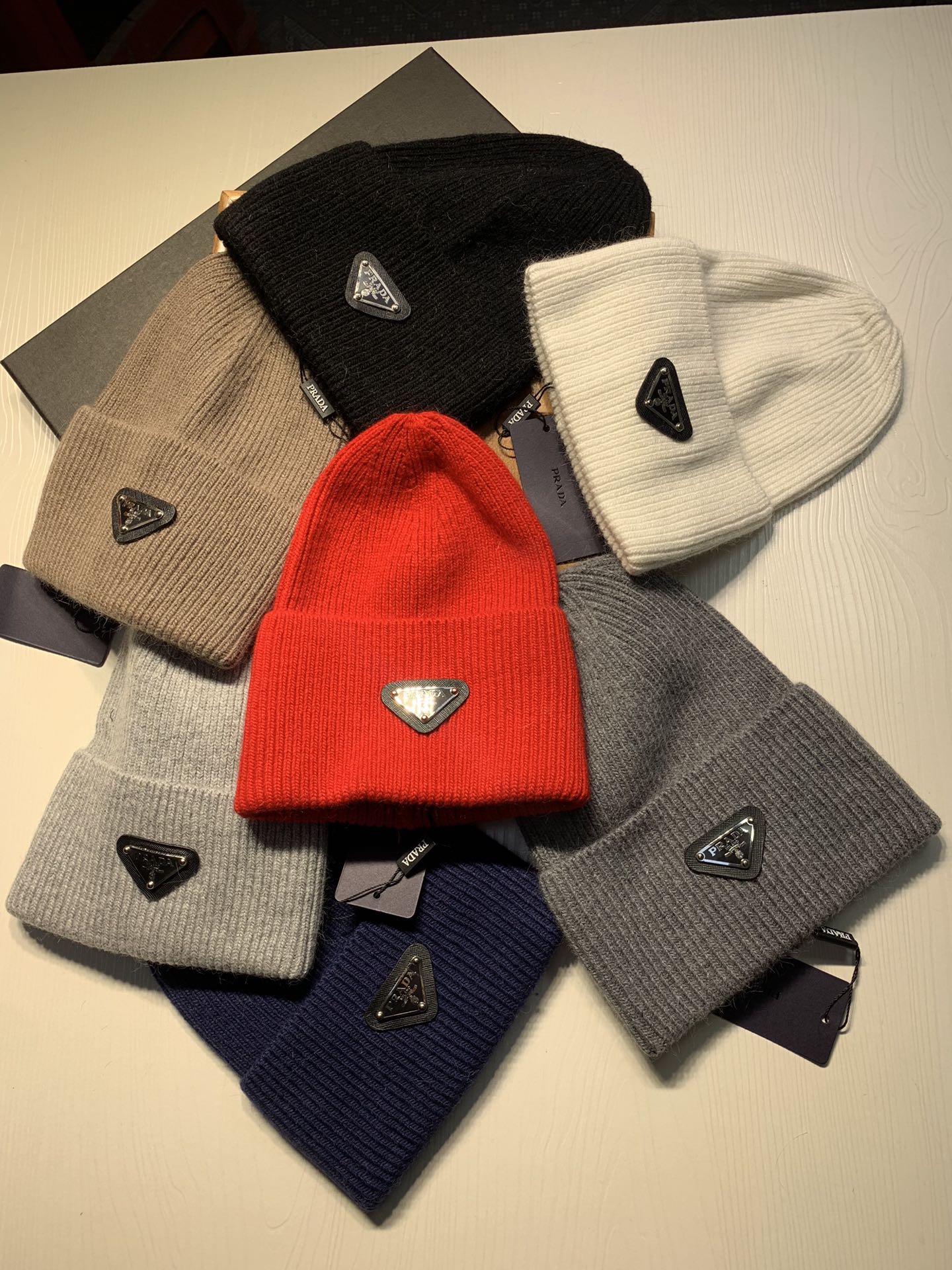 🌹。Prada。 【羊毛单帽】客供小羊毛！珍贵典藏的灵魂帽子！客供色纱.每个颜色都非常好看！经典！手感软