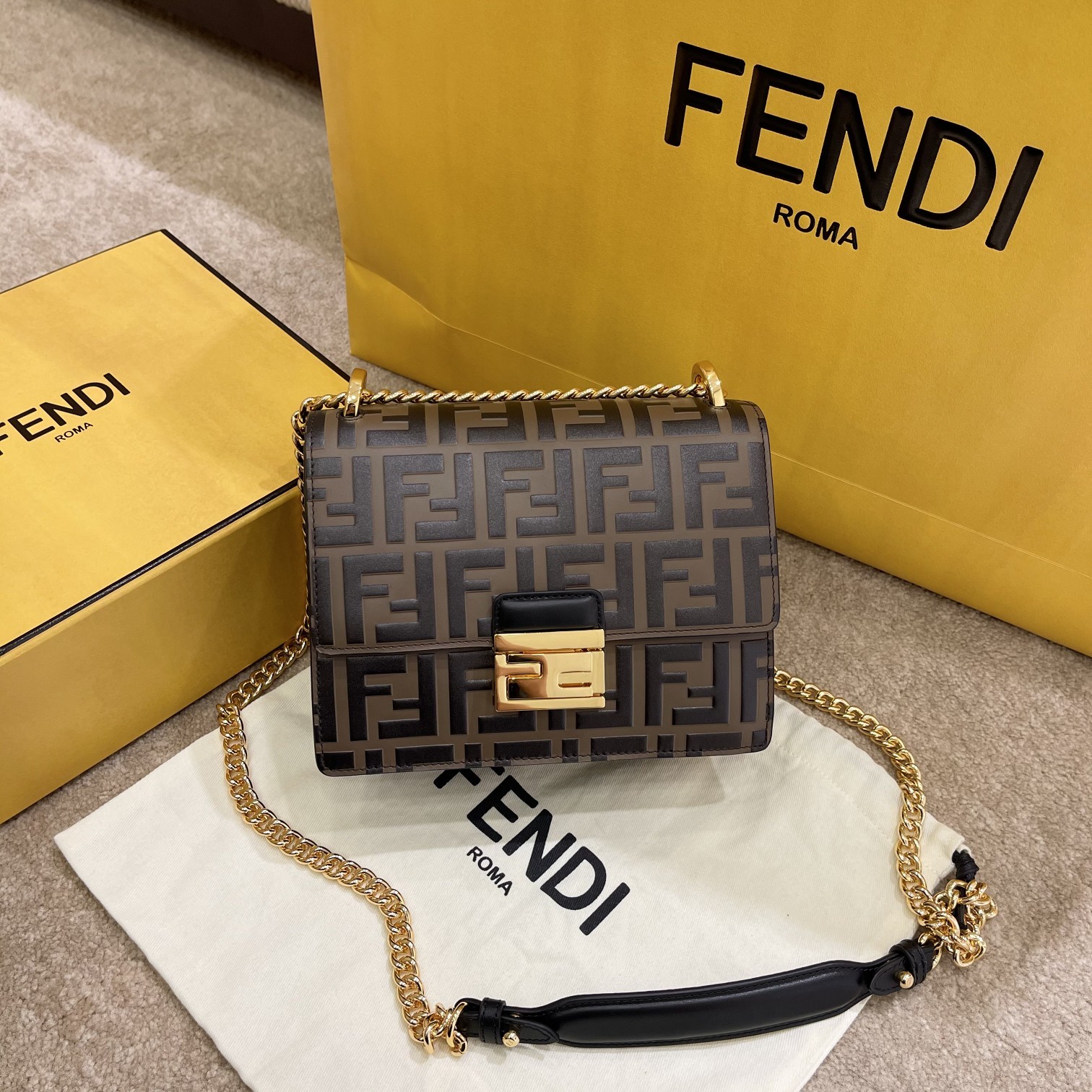 P650 original leather #Fendi KanU# FEND1 launches new fashion statement Kan U handbag, cleverly balancing functionality…