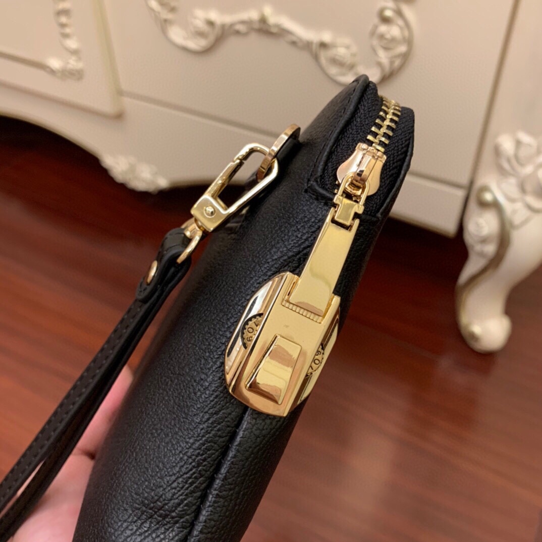 Louis Vuitton Classic Handcrafted Luxury Leather Shoulder Bag Ref 7