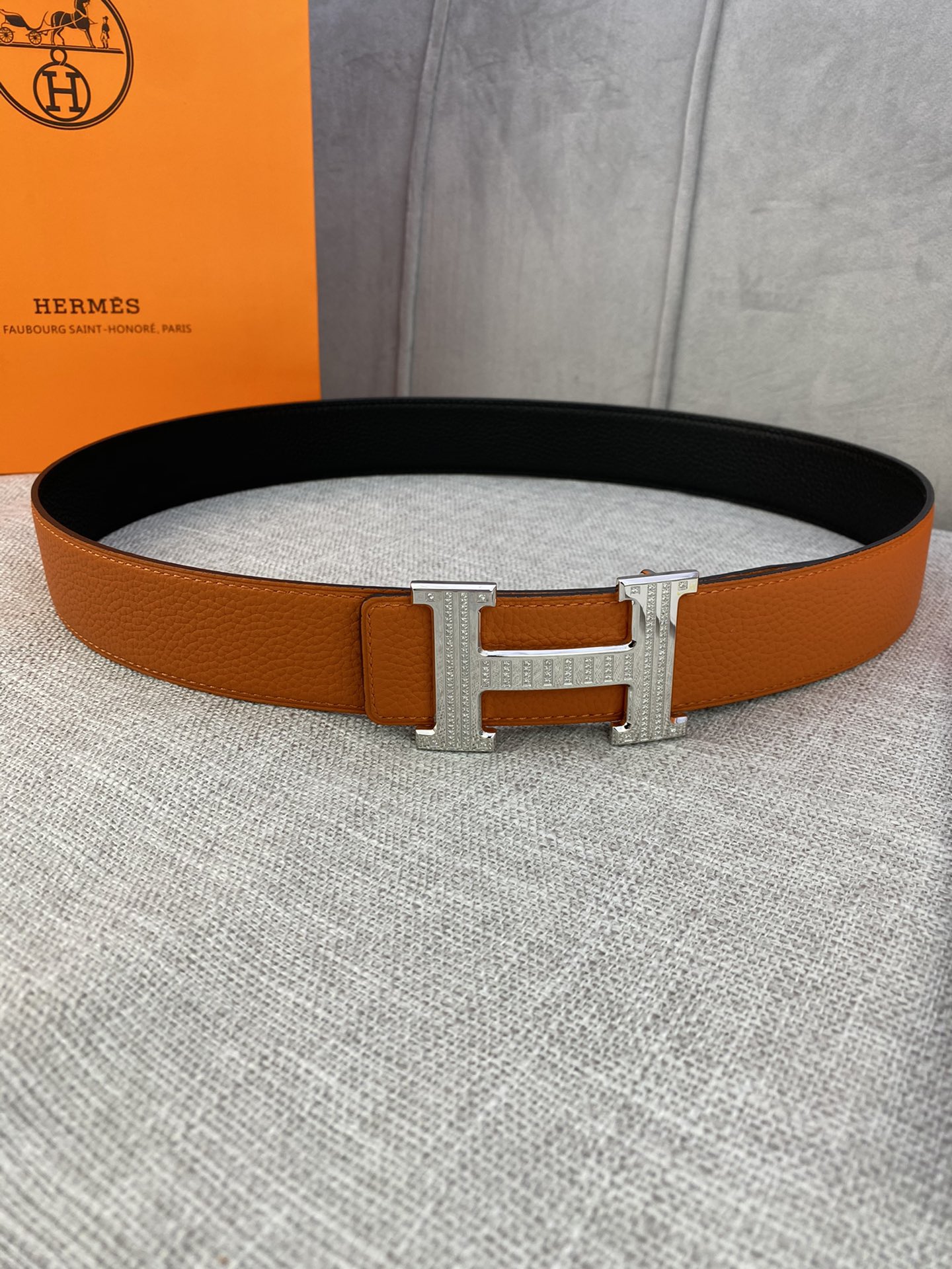 Hermes爱马仕专柜同款3.8cm宽带身采用进口头层Togo牛皮boxer牛皮衬里配以精品施华洛水晶钻