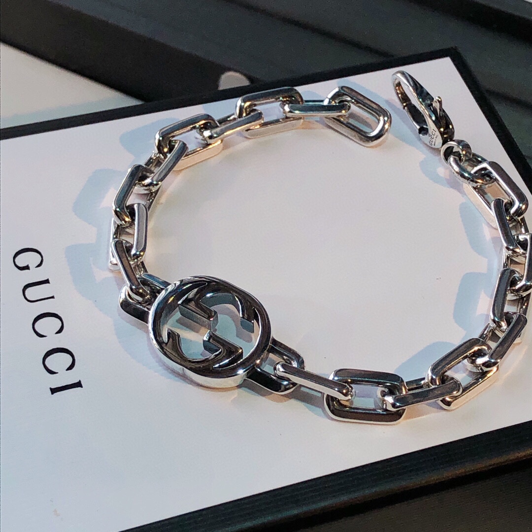 NO:104312,A girl has no sense of incongruity when wearing it. A big double G bracelet that can be salty or sweet. Adjust the size at will. 19.5 cm long. About 28g of sterling silver in the whole body. Gucci bracelet, gucci, bracelet, pure silver19860909好意外女生戴上也没有任何违和感 能咸能甜大双G手链 任意调节尺寸 长19.5㎝ 通体纯银约28g,古驰手链,gucci,bracelet,pure silver,Jewelry