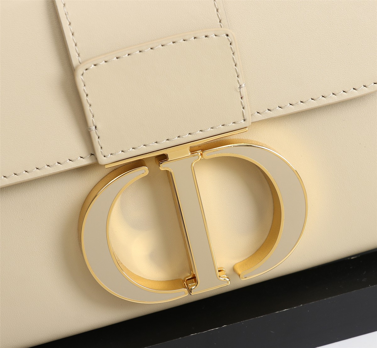 迪奥Dior顶级进口原厂牛皮230Montaigne蒙田盒子米杏珐琅扣30Montaigne产品系列灵感