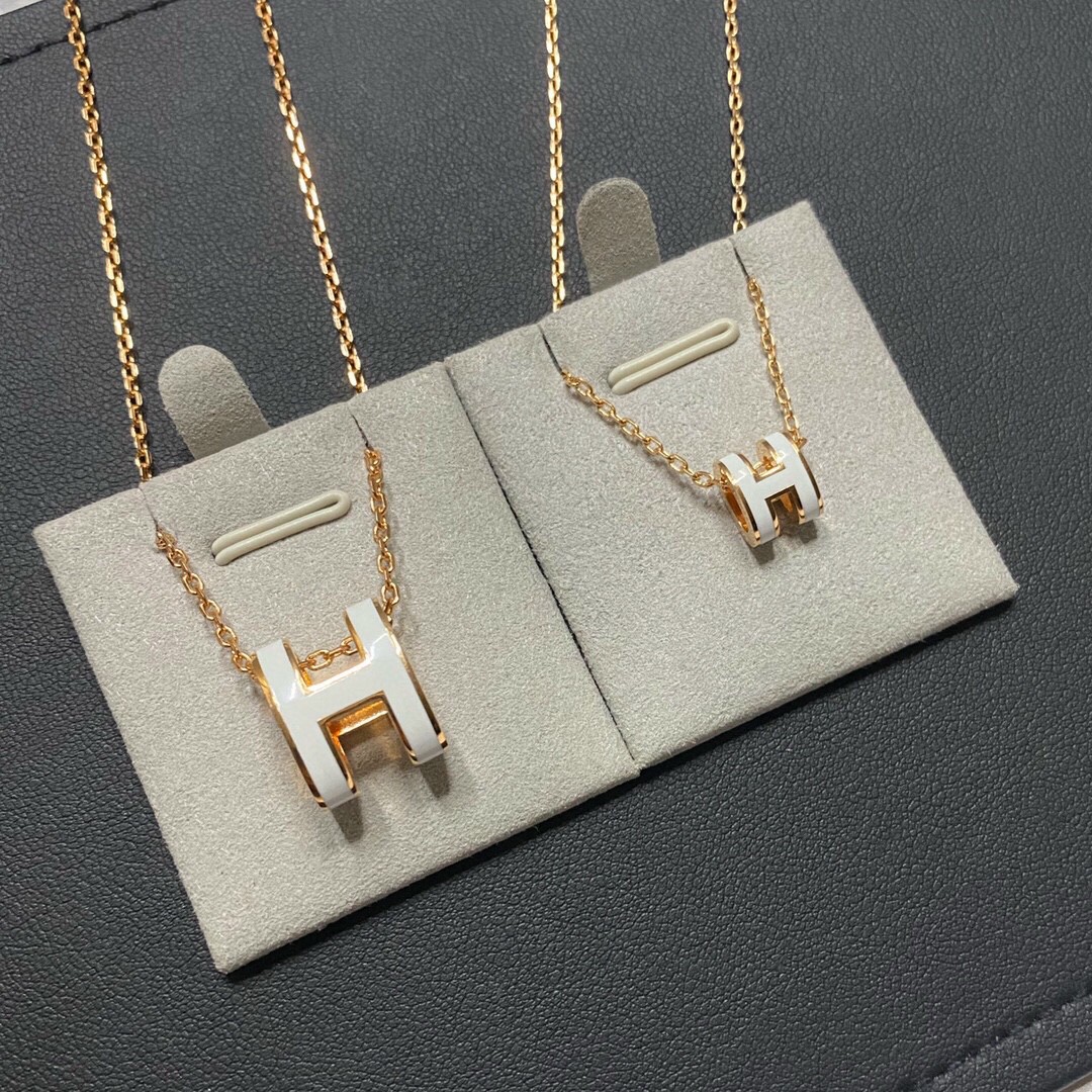 NO:102788,Mini Pop H necklace: Two are worn together. The mini version is more delicate and more lively. Milk tea is grey and gentle and gentle. This year's milk tea color is really super popular. Hermes necklace, hermes, necklace19860909Mini Pop H项链 两条一起佩戴 mini版的更秀气更灵动了 奶茶灰色温文婉约 温柔可人 今年奶茶色真的超级热门,爱马仕项链,hermes,necklace,Jewelry