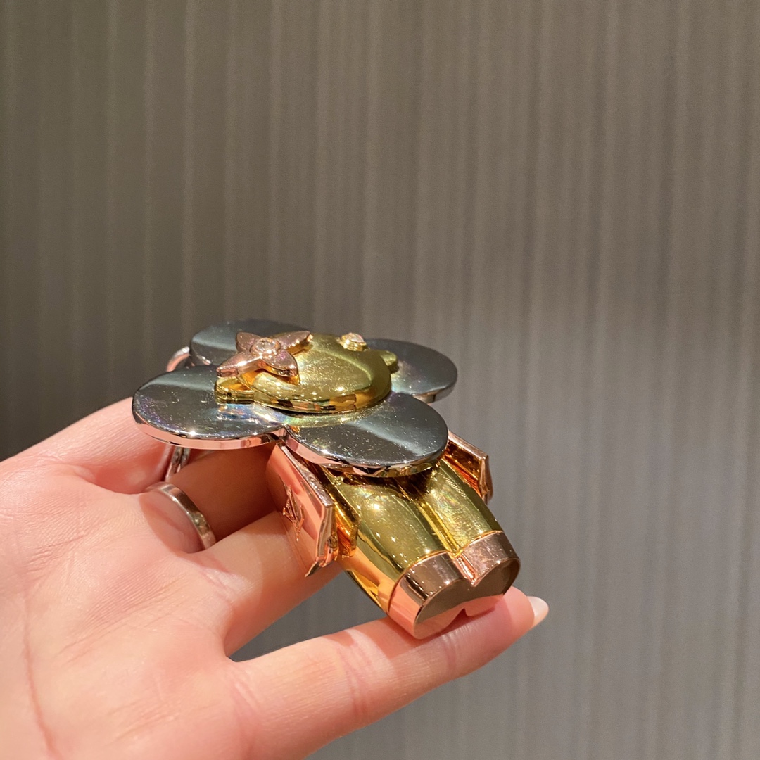 Vivienne keychain in gift packaging
