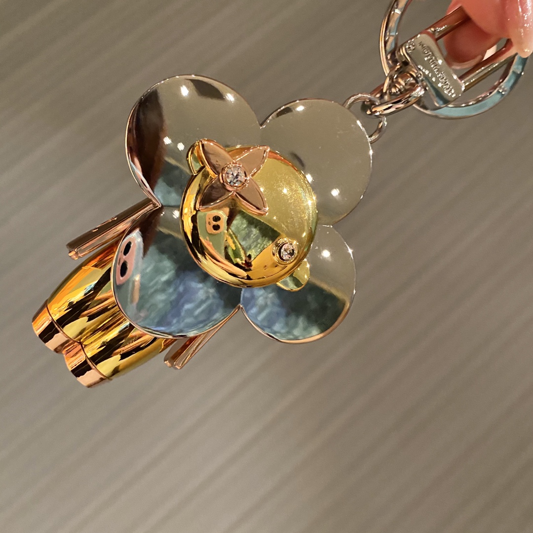 Vivienne Keychain is used on a set of keys