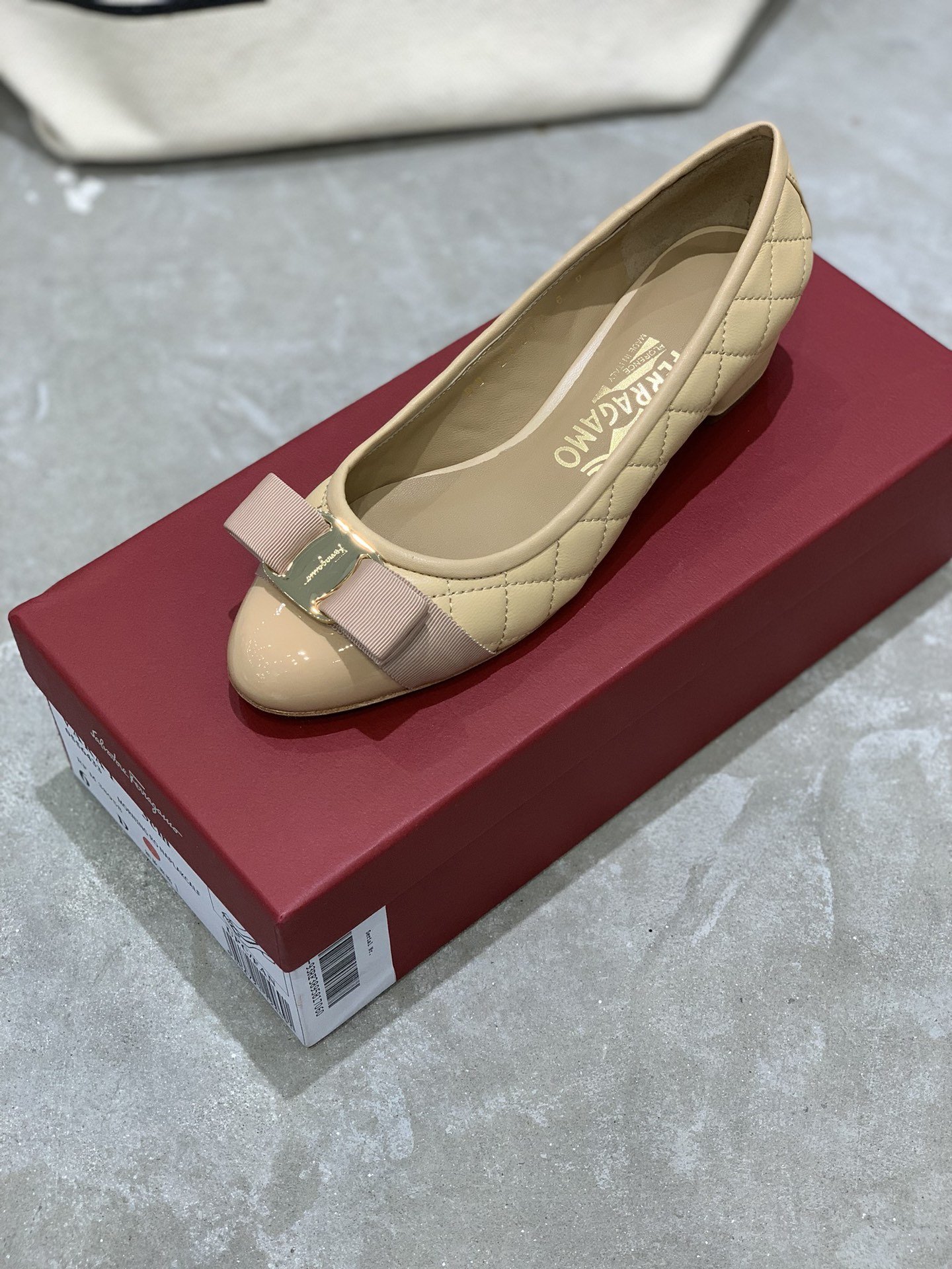 SFFerraga*o菲拉*慕️菱格系列️羊皮菱格电绣拼色女鞋️专柜经典的浅口芭蕾舞单鞋️以精致的马特拉