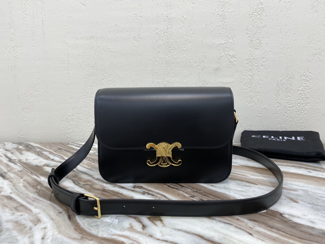【CELIN. E] TRIOMPHE medium glossy calfskin shoulder bag 9 X 6 X 3 inches (22 X 16.5 X 7 cm)
100% calfskin
gold metal pieces
100% lambskin lining (sheepskin workmanship is very smooth and soft)
Brass lock
Can be worn on the shoulder or cross-body
Internal zip pocket and flat pocket
Adjustable leather shoulder strap drops 19 inches (47 cm)
No.: 187366