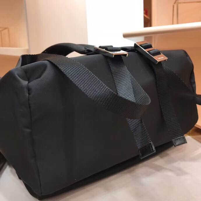 ¥370  Prada🇫🇷顶级专柜品质原单货🇫🇷  型号：2VZ066#‼️专柜经典爆款双肩😣简单大气设计元素😉做工绝对到位👍🏼进出专柜无任何压力😎实物非常有气质✅30*40*20(原单顶级货)