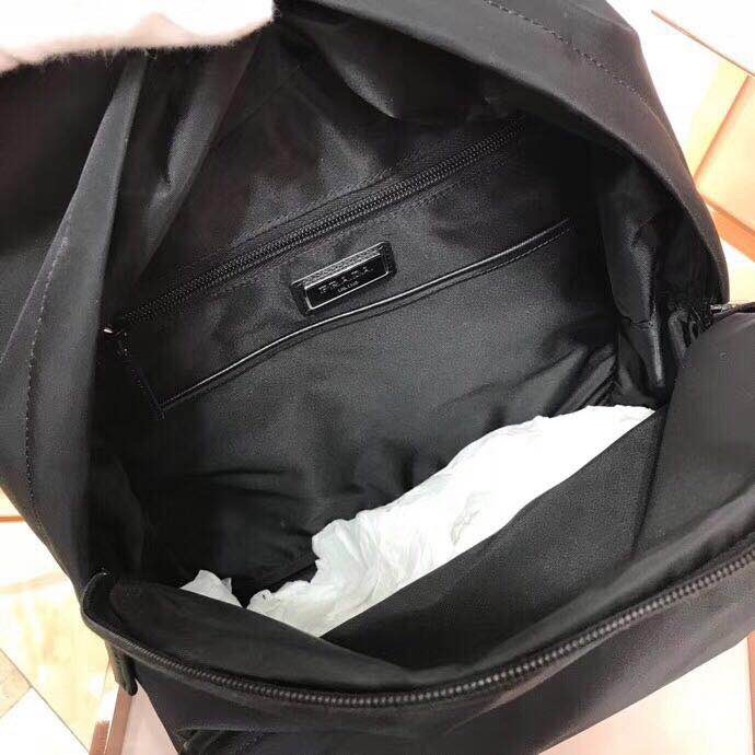 ¥370  Prada🇫🇷顶级专柜品质原单货🇫🇷  型号：2VZ066#‼️专柜经典爆款双肩😣简单大气设计元素😉做工绝对到位👍🏼进出专柜无任何压力😎实物非常有气质✅30*40*20(原单顶级货)