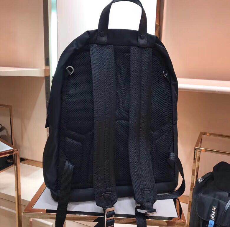 ¥370  Prada🇫🇷顶级专柜品质原单货🇫🇷  型号：2VZ066#‼️专柜经典爆款双肩😣简单大气设计元素😉做工绝对到位👍🏼进出专柜无任何压力😎实物非常有气质✅30*40*20(原单顶级货)