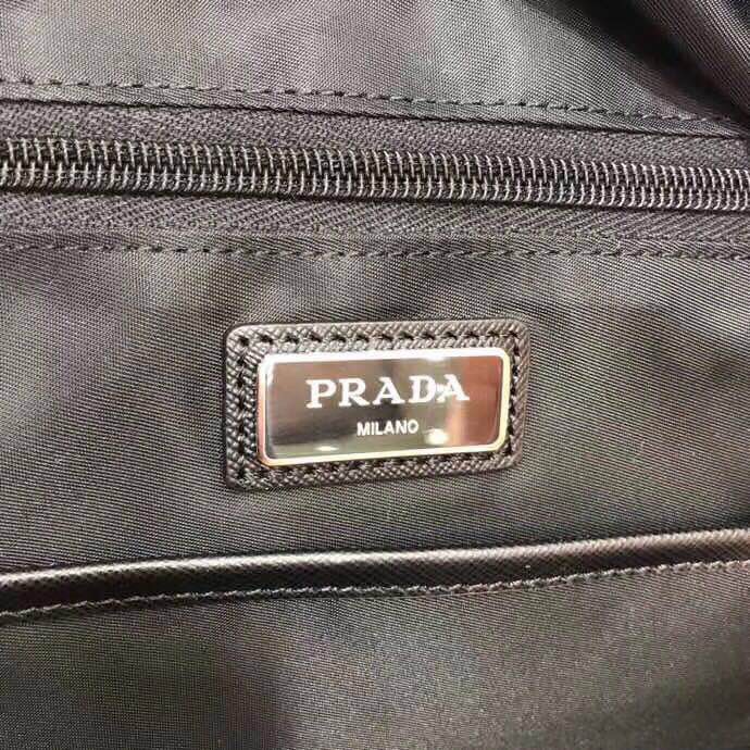 ¥370  Prada🇫🇷顶级专柜品质原单货🇫🇷  型号：2VZ066#‼️专柜经典爆款双肩😣简单大气设计元素😉做工绝对到位👍🏼进出专柜无任何压力😎实物非常有气质✅30*40*20(原单顶级货)