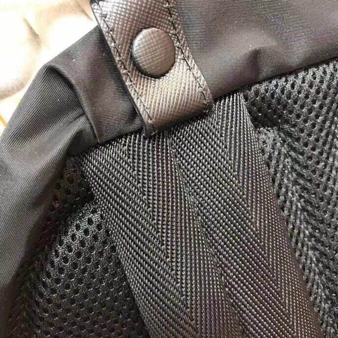 ¥370  Prada🇫🇷顶级专柜品质原单货🇫🇷  型号：2VZ066#‼️专柜经典爆款双肩😣简单大气设计元素😉做工绝对到位👍🏼进出专柜无任何压力😎实物非常有气质✅30*40*20(原单顶级货)