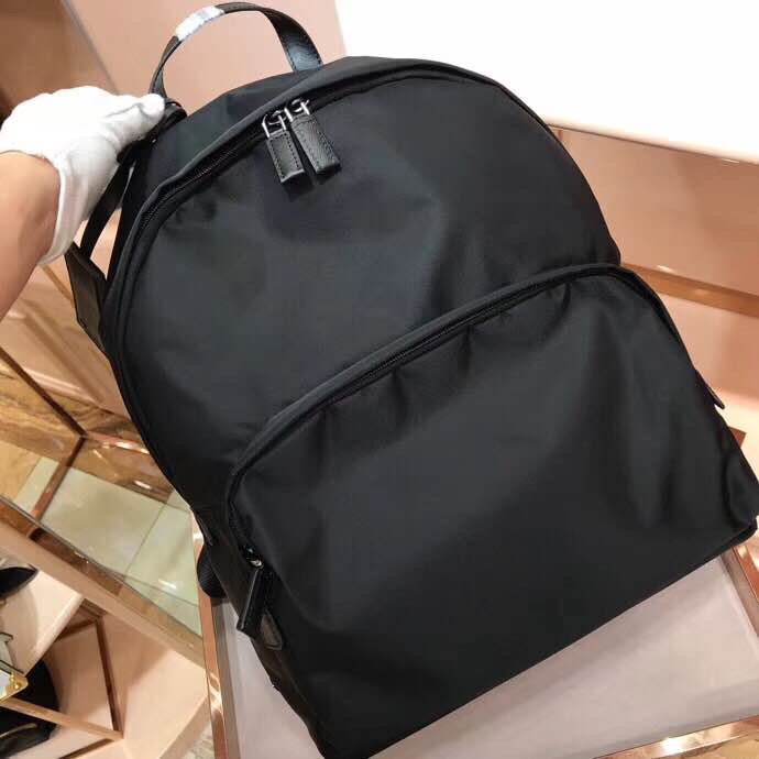 ¥370  Prada🇫🇷顶级专柜品质原单货🇫🇷  型号：2VZ066#‼️专柜经典爆款双肩😣简单大气设计元素😉做工绝对到位👍🏼进出专柜无任何压力😎实物非常有气质✅30*40*20(原单顶级货)