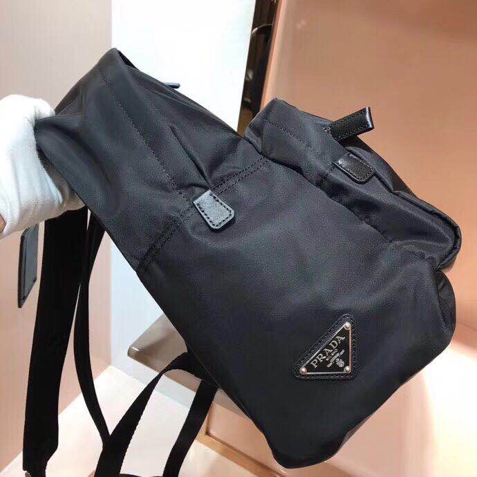 ¥370  Prada🇫🇷顶级专柜品质原单货🇫🇷  型号：2VZ066#‼️专柜经典爆款双肩😣简单大气设计元素😉做工绝对到位👍🏼进出专柜无任何压力😎实物非常有气质✅30*40*20(原单顶级货)