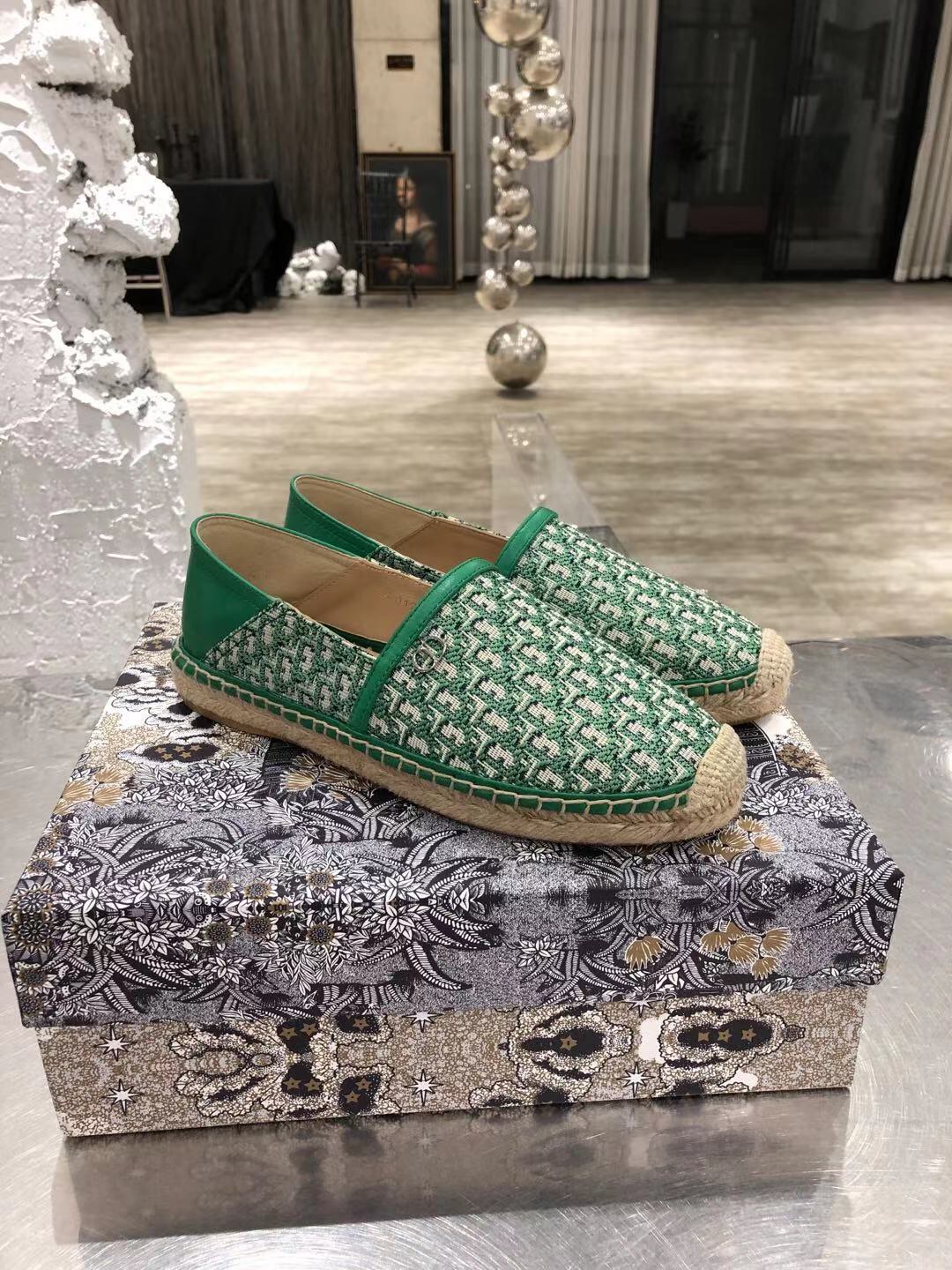 NO:171095,Men's and women's top high-end original 11 replica Dior's new spring and summer fisherman's shoes. Classic logo embroidery design can be said to be the two main annual series. Whether it is a bag or a bun, it is very hot. The counter is synchronized. The fine details of all aspects of the original version are very extreme. The force is so accurate that the error is zero. The comfortable and versatile (2-wear method) ZP custom fabric. Original hand-woven outsole. Size: Women's size 35-41; Men's size 39-45 (with a standard full set of purchases), fisherman's shoes, dior, dior, espadrilles19860909男款女款 顶级高版本原版11复刻Dior迪奥春夏新款渔夫鞋 经典logo绣计可谓是这两主年打系列 无论包鞋包子是还是衣服非都常热的门 专柜同步 原定版制各方细面节非常极致到力位求误零差 上绝脚对的舒适百搭(2穿法)ZP订制面料 原版手工编织大底 码数: 女码35-41；男码39-45（配代购标准全套包装）,渔夫鞋,dior,dior,espadrilles,Women's Shoes