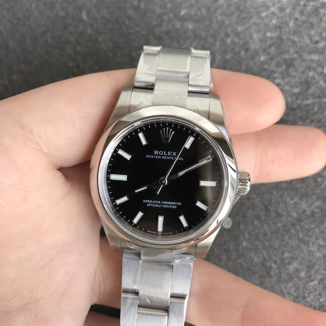 NO:142787,EW's new Rolex Oyster Perpetual Model 31 Series 1 is paired with imported movements, synchronized with original no unnecessary calendar gears, stable and reliable quality; 2 is consistent with original thickness of 11mm, 31mm in diameter; 3 polished font nails; top-grade Swiss ice blue luminous, consistent with Rolex's original luminous; 4 integrated molding mid-layer case, screw-in bottom cover and winding crown; 5 top-grade workmanship, each strap perfectly matches the lugs, giving the wrist the highest comfort; every extreme detail is the sincerity of the EW factory's ingenious development!  !  , Rolex hot-selling products, rolex19860909EW新款劳力士蚝式恒动型31系列1搭配进口机芯,同步原装没有多余日历档位,品质稳定可靠；2与原装一致厚度11mm表径31mm；3打磨字钉；顶级瑞士冰蓝色夜光,与劳力士原厂夜光一致；4 一体成型中层表壳,旋入式底盖及上链表冠；5顶级做工,每条表带与表耳完美契合,给予手腕最高的舒适度；每个极致的细节都是EW工厂匠心开发的诚意！！,劳力士热销爆款,rolex,Watch