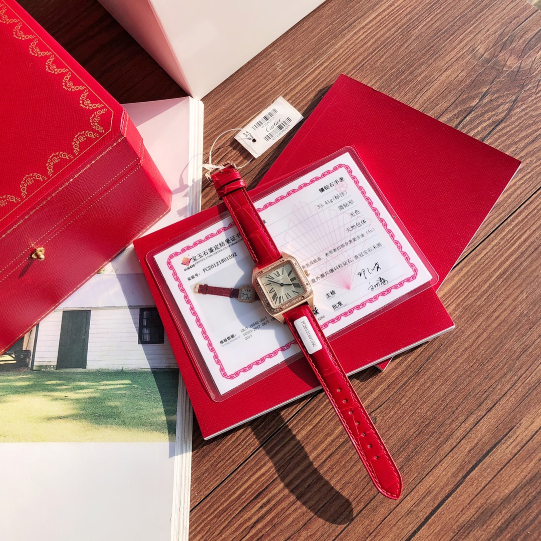 NO:393610,Batch of the latest limited edition real diamond gold package!  Cartier Sandos Ultra Thin Dumont Series Full-Circle Diamond Watch. Model WJSA0017. The case button is made of 904L stainless steel. Packed with 18k rose gold. The dial is inlaid with 44 brilliant-cut round diamonds (about 0.46 carats). The certification certificate of the national professional testing agency, one form, one code, one certificate, and supports customer re-inspection. If you fake it, you will get ten thousand yuan!  Imported American crocodile leather strap. The crystal mirror bezel of sapphire is polished and polished with 1,600 degrees Celsius burnt blue hand. The dial is 904L stainless steel, satin-finished matte silver-plated ray patterns. It is paired with 8 exposed screws, which continues the historical heritage of the Santos series of watchmaking masterpieces. The legendary pilot Albert Santos Dumont interprets the pioneering spirit with his unremitting adventure spirit. Today, Cartier is between the real and virtual, vividly reproduces the legend of Santos, Santos de Cartier., Cartier, Cartier, Crocodile skin19860909批 最新限量版 真钻 包金！ 卡地亚山度士超薄杜蒙系列满圈钻石腕表.型号WJSA0017.表壳扣子采用904L精钢不锈钢.包18k玫瑰金 .表盘镶嵌44颗明亮式切割圆钻（0.46克拉左右）国家专业检测机构的认证证书,一表一码一证书,支持客户复检,假一赔万！进口美洲鳄鱼皮表带.蓝宝石的水晶镜面表圈则是经过抛光工艺润饰,1600摄氏度烧钢蓝指针.表盘为904L不锈钢 缎面磨砂镀银射线纹.搭配8颗显露在外的螺钉 延续了山度士系列制表典范杰作的历史传承.传奇飞行家阿尔伯特·山度士·杜蒙以不懈探索的冒险精神,诠释先锋精神.如今,卡地亚于虚实之间,生动再现山度士的飞行传奇,Santos de Cartier卡地亚山度士腕表.,,cartier,cartier,crocodile skin,Watch