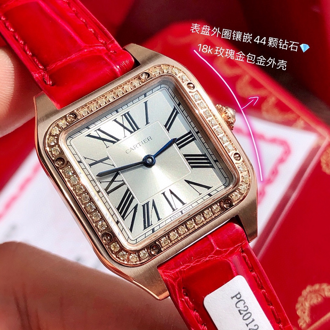 NO:393613,Overall details 100% real diamonds 18k package of real gold. Support re-checking!  The dial is set with 44 brilliant-cut diamonds weighing about 0.46 carats. It is 27.5mm wide, 38mm long, 7.3mm thick. The proportion design is just right. The slightly curved case curve makes it more suitable for the wrist. After all, Cartier is a high-end brand that comes from a top luxury jewelry. The design is always so human and versatile. The crocodile leather strap is decorated with a shining diamond. It combines all the elements you must-have. How can you resist, cartier, crocodile skin19860909整体细节 百分百真钻 18k包真金.支持复检！ 表盘镶嵌了44颗明亮式切割的钻石重约0.46克拉. 宽27.5mm 长38mm 厚度7.3mm 比例设计恰到好处,微微弯曲的表壳弧度,更加贴合手腕,毕竟卡地亚作为顶级奢侈品首饰出身的高端品牌,设计总是那么人性又百搭时尚.鳄鱼皮表带闪耀的钻石点缀.集合了所有你必入的元素 怎能抗拒,,cartier,crocodile skin,Watch