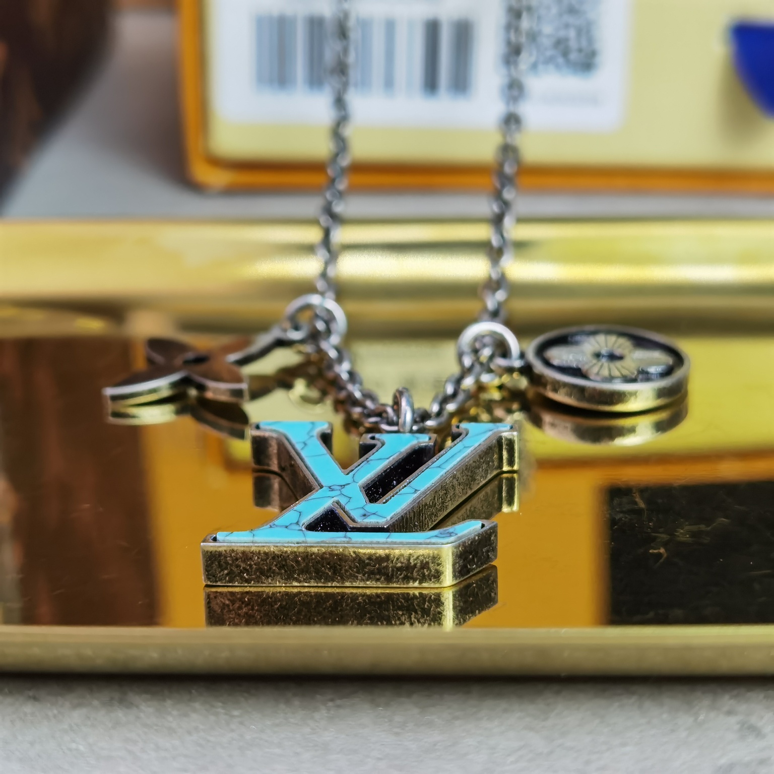 💰 120 (LV复古项链)LV Turquoise 精钢项链将品牌标志性元素汇聚一处:金属 Monogram 花卉流露微妙复古质感,经典 LV 字母取材石料,于可调节链条优雅悬挂。