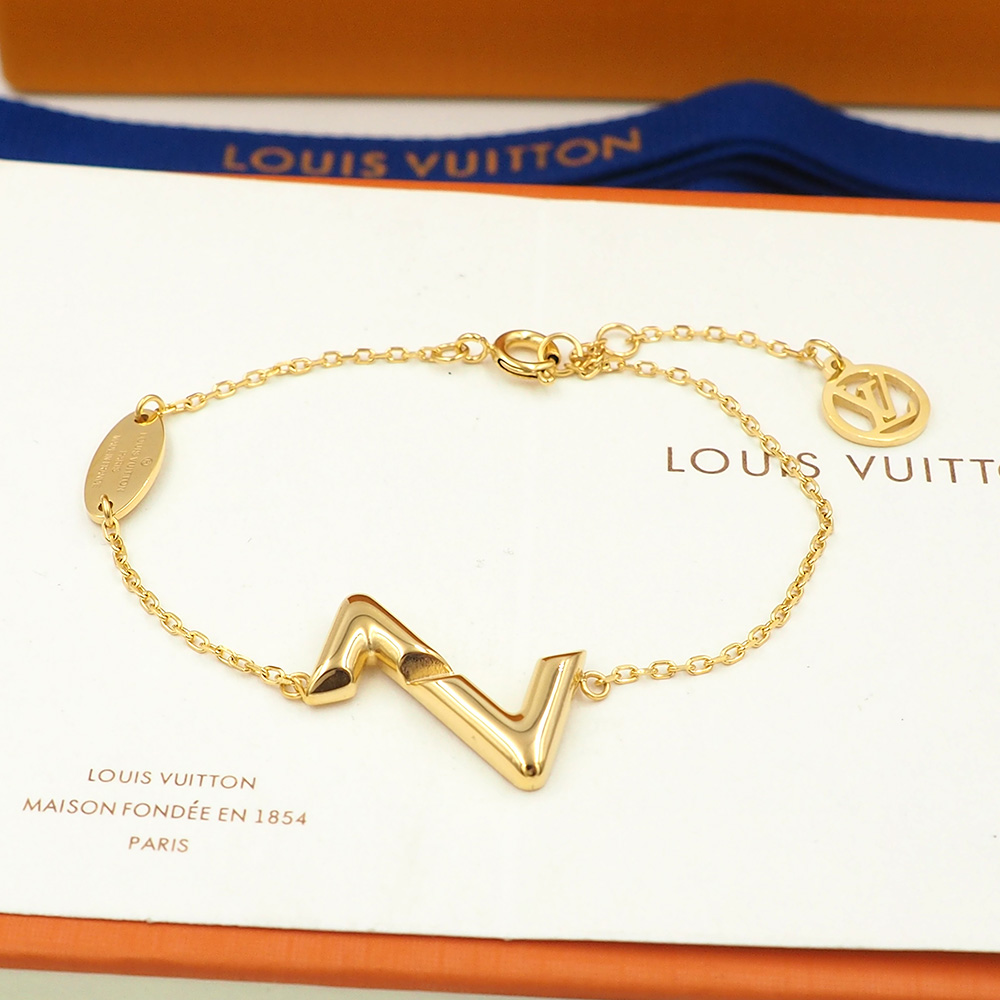 Louis Vuitton 驴家LV Volt 金色手链将 L 字与 V 字一上一下精准衔接于可调节链条 仿若一瞬跳动的脉搏